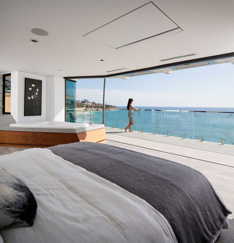 fenêtre panoramique -baie-vitrée-coulissante-chambre-coucher-bain à remous